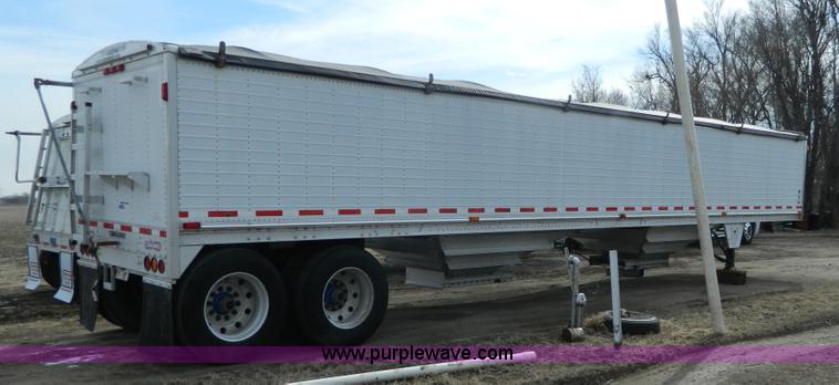 image for item H2257 2003 Wilson DWH550 Pace Setter double hopper bottom grain trailer