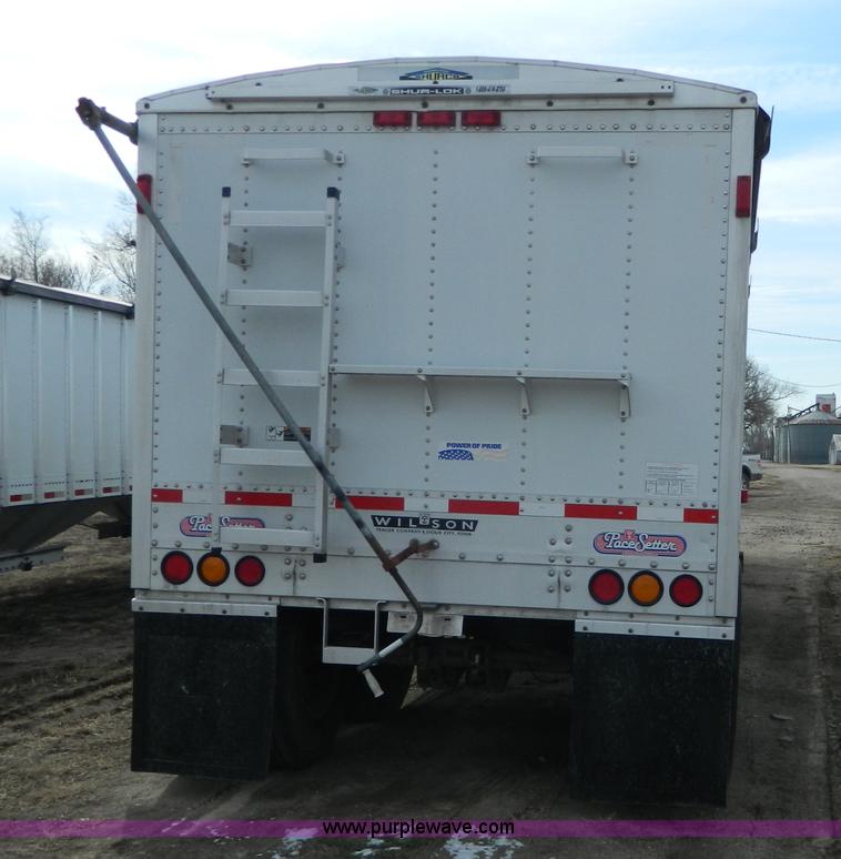 image for item H2257 2003 Wilson DWH550 Pace Setter double hopper bottom grain trailer