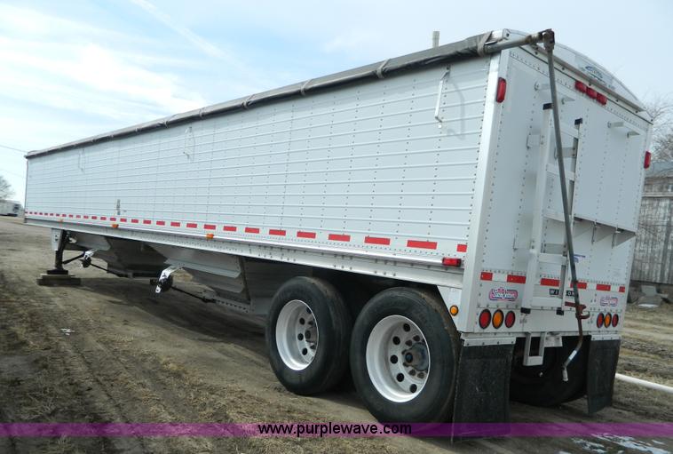 image for item H2257 2003 Wilson DWH550 Pace Setter double hopper bottom grain trailer