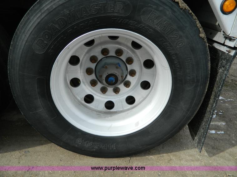 image for item H2257 2003 Wilson DWH550 Pace Setter double hopper bottom grain trailer