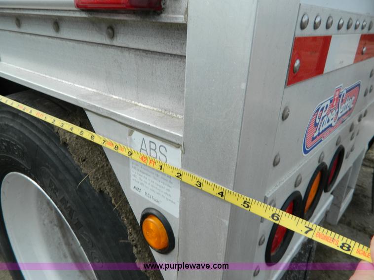 image for item H2257 2003 Wilson DWH550 Pace Setter double hopper bottom grain trailer