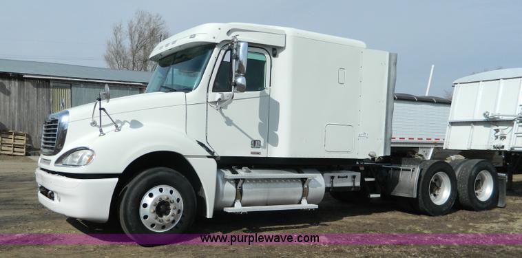 image for item H2259 2004 Freightliner Columbia semi truck