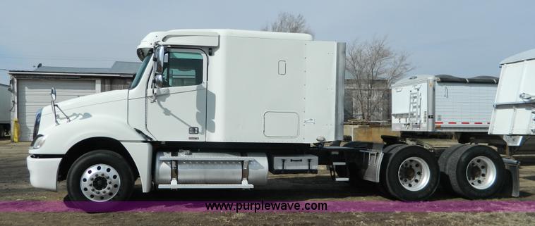 image for item H2259 2004 Freightliner Columbia semi truck