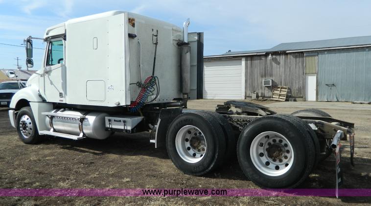 image for item H2259 2004 Freightliner Columbia semi truck