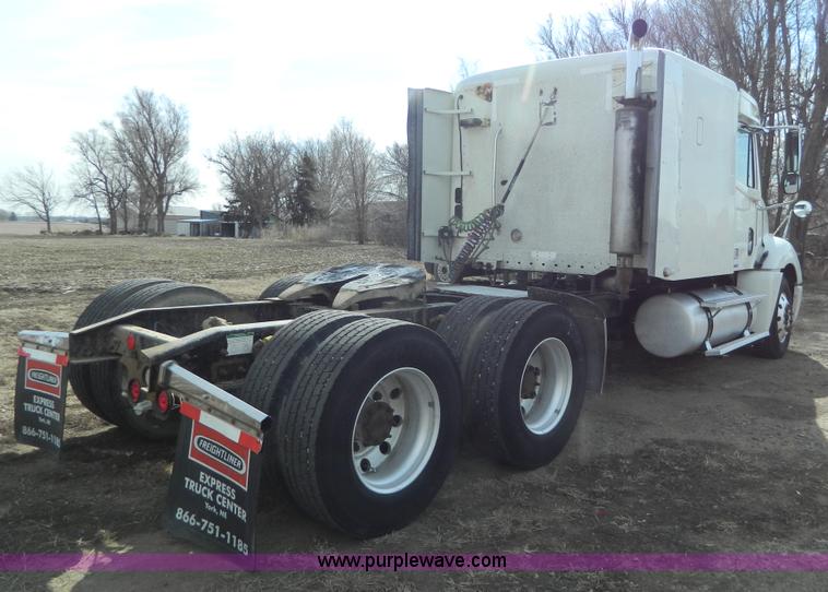 image for item H2259 2004 Freightliner Columbia semi truck