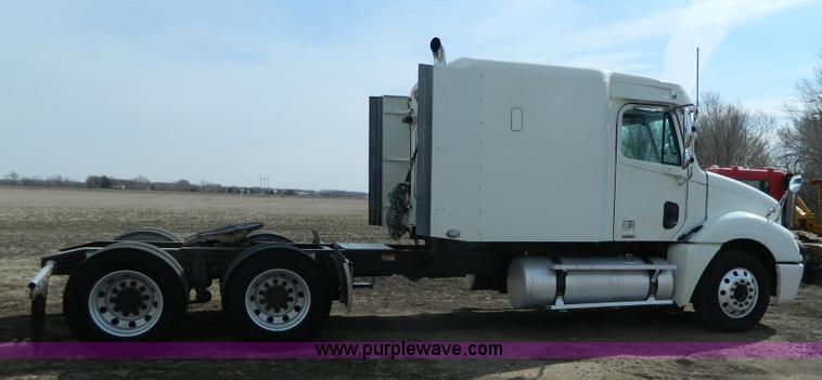 image for item H2259 2004 Freightliner Columbia semi truck