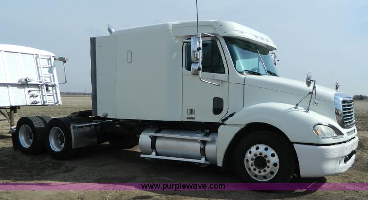 image for item H2259 2004 Freightliner Columbia semi truck