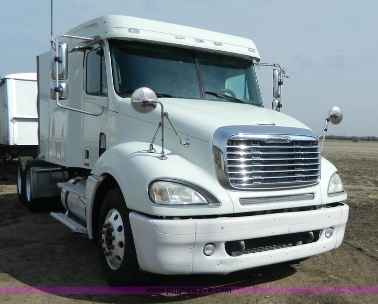 image for item H2259 2004 Freightliner Columbia semi truck