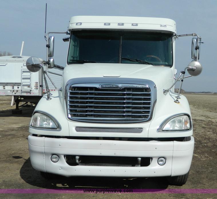 image for item H2259 2004 Freightliner Columbia semi truck