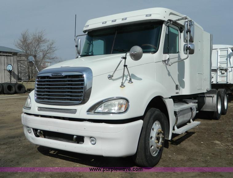 image for item H2259 2004 Freightliner Columbia semi truck