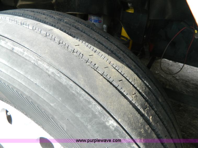 image for item H2259 2004 Freightliner Columbia semi truck