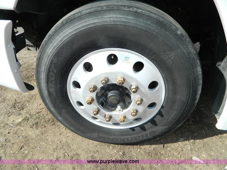 image for item H2259 2004 Freightliner Columbia semi truck