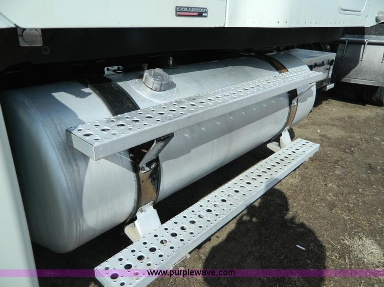 image for item H2259 2004 Freightliner Columbia semi truck