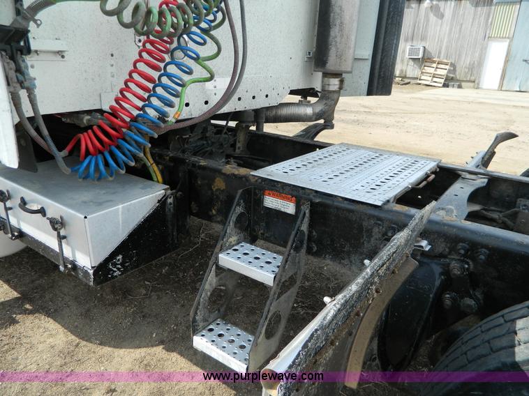 image for item H2259 2004 Freightliner Columbia semi truck