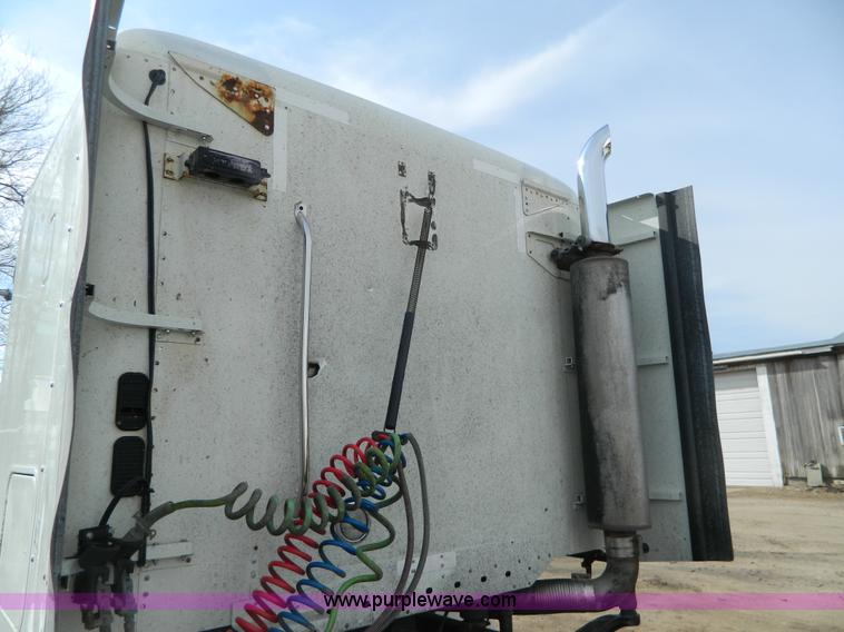 image for item H2259 2004 Freightliner Columbia semi truck