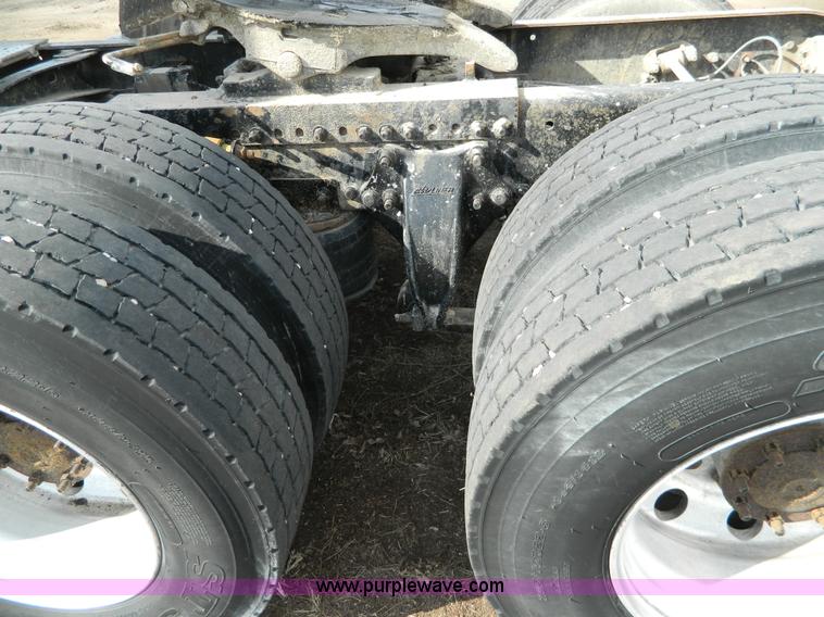 image for item H2259 2004 Freightliner Columbia semi truck