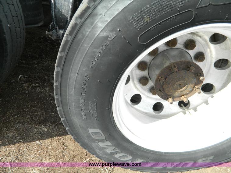 image for item H2259 2004 Freightliner Columbia semi truck