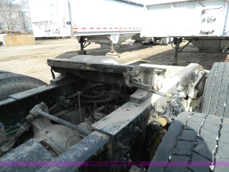 image for item H2259 2004 Freightliner Columbia semi truck