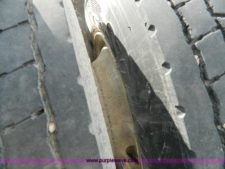 image for item H2259 2004 Freightliner Columbia semi truck