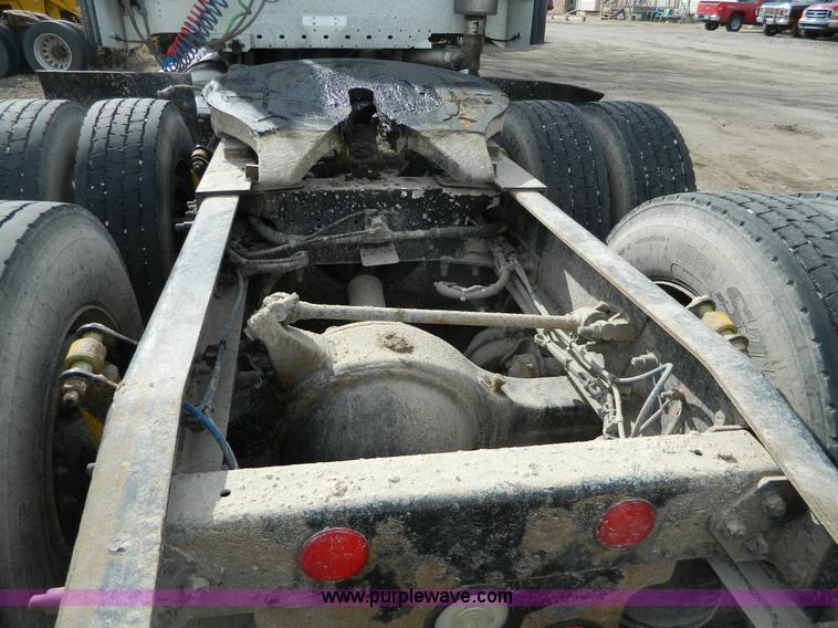 image for item H2259 2004 Freightliner Columbia semi truck