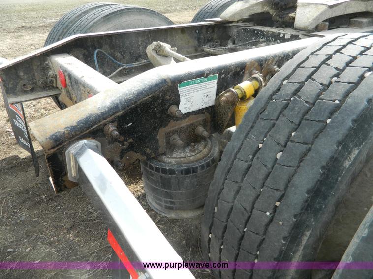 image for item H2259 2004 Freightliner Columbia semi truck