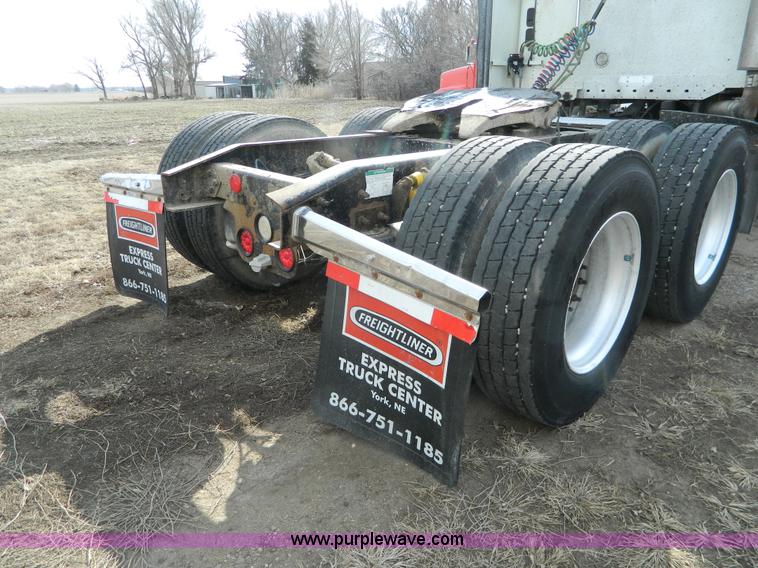 image for item H2259 2004 Freightliner Columbia semi truck