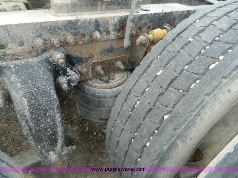 image for item H2259 2004 Freightliner Columbia semi truck