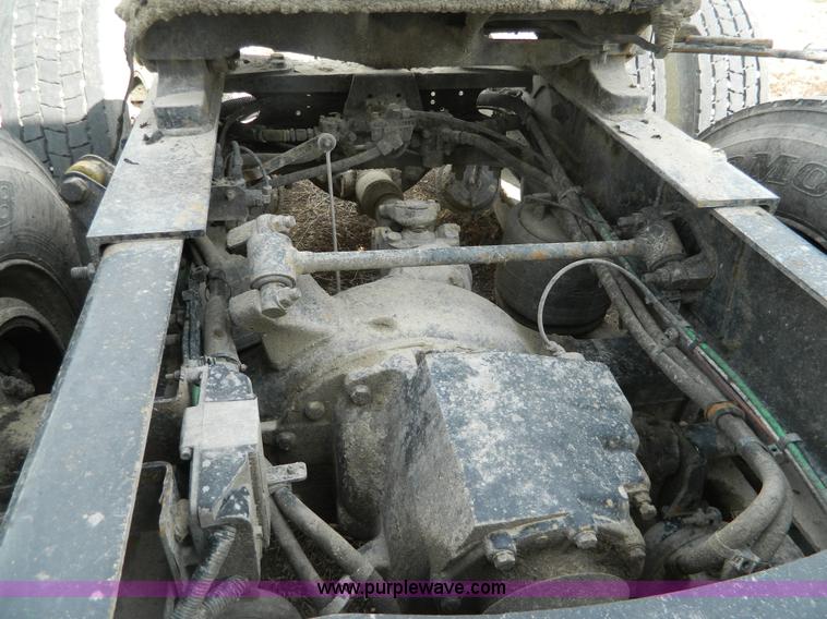 image for item H2259 2004 Freightliner Columbia semi truck