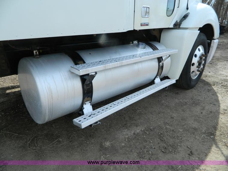 image for item H2259 2004 Freightliner Columbia semi truck