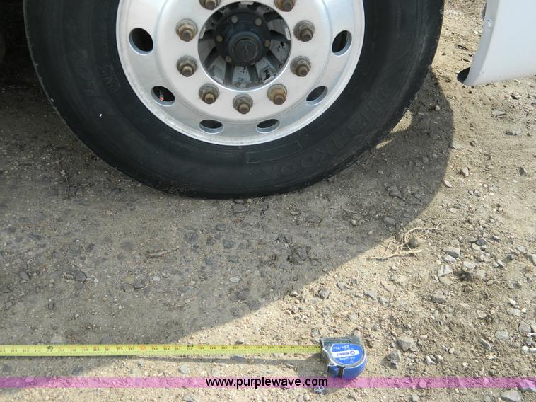 image for item H2259 2004 Freightliner Columbia semi truck