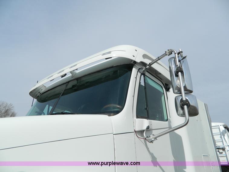 image for item H2259 2004 Freightliner Columbia semi truck
