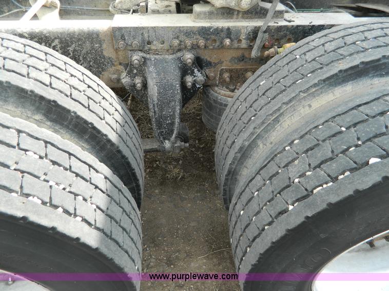 image for item H2259 2004 Freightliner Columbia semi truck