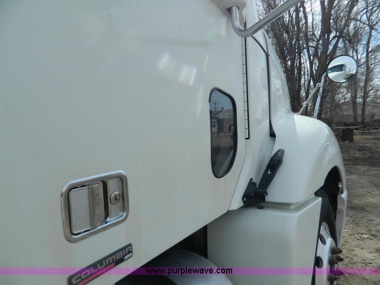 image for item H2259 2004 Freightliner Columbia semi truck