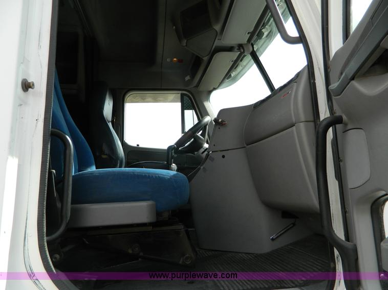 image for item H2259 2004 Freightliner Columbia semi truck