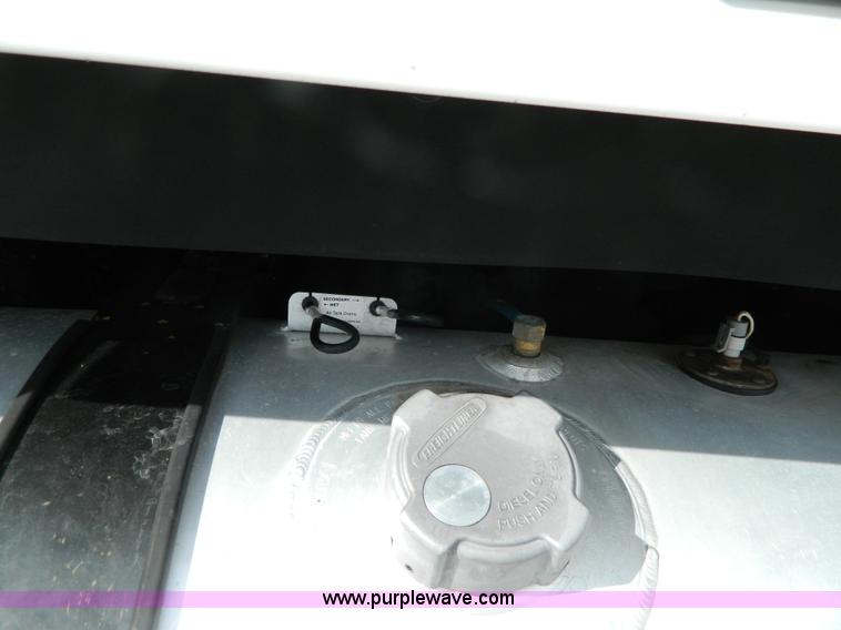 image for item H2259 2004 Freightliner Columbia semi truck