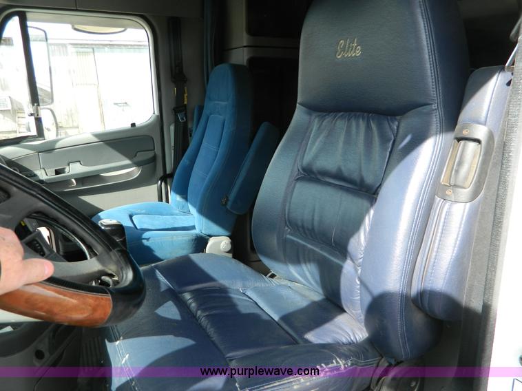 image for item H2259 2004 Freightliner Columbia semi truck