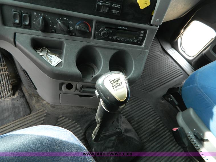 image for item H2259 2004 Freightliner Columbia semi truck