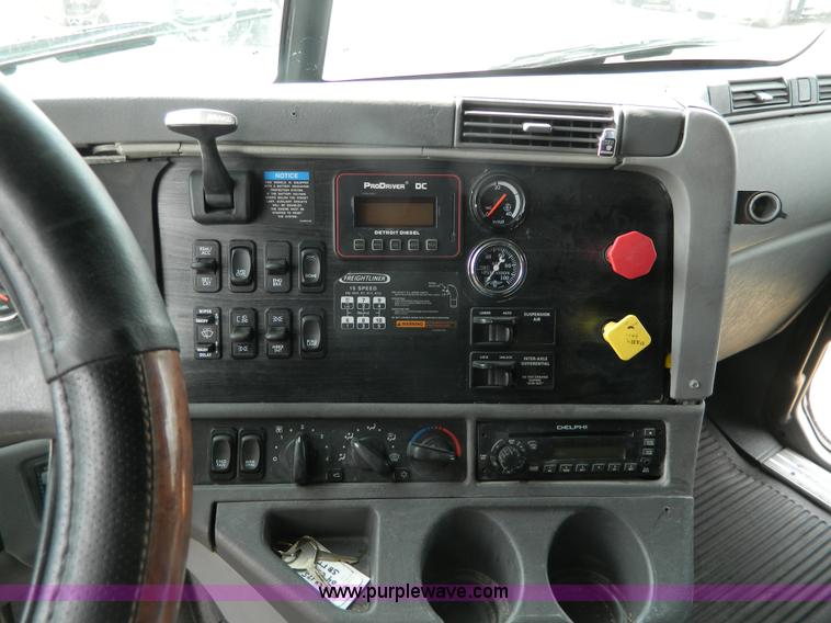 image for item H2259 2004 Freightliner Columbia semi truck