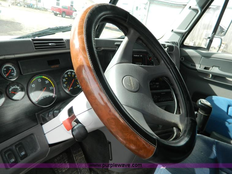 image for item H2259 2004 Freightliner Columbia semi truck