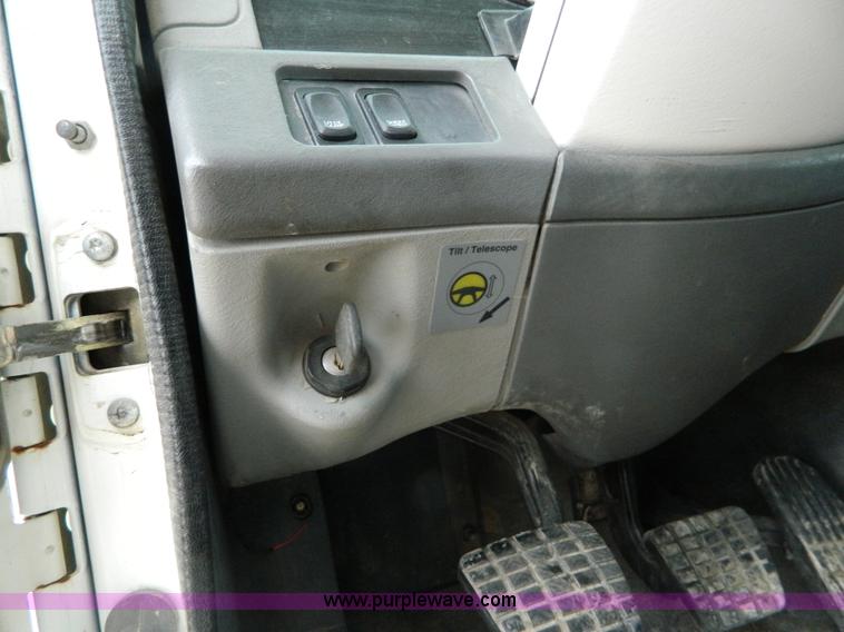 image for item H2259 2004 Freightliner Columbia semi truck