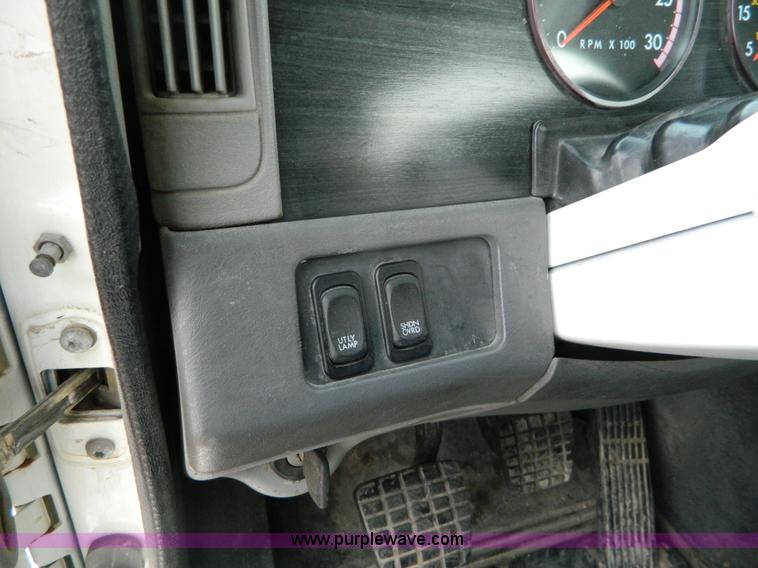 image for item H2259 2004 Freightliner Columbia semi truck