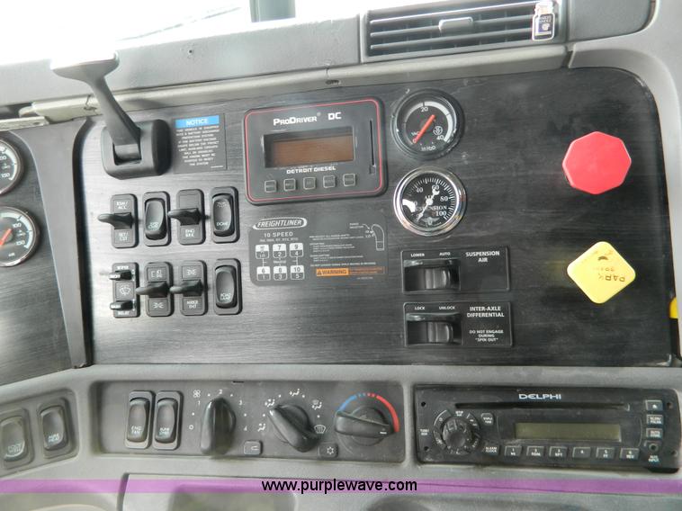 image for item H2259 2004 Freightliner Columbia semi truck