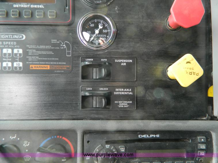 image for item H2259 2004 Freightliner Columbia semi truck