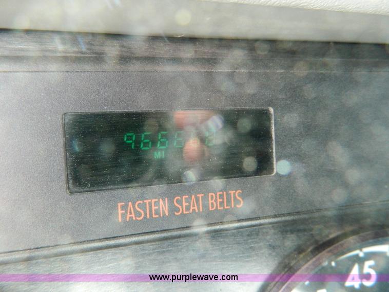 image for item H2259 2004 Freightliner Columbia semi truck