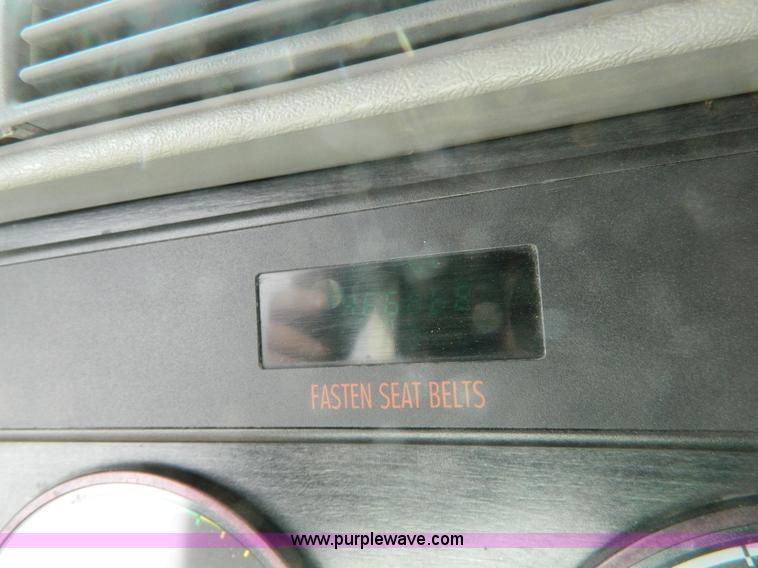 image for item H2259 2004 Freightliner Columbia semi truck