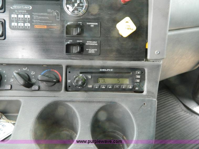 image for item H2259 2004 Freightliner Columbia semi truck