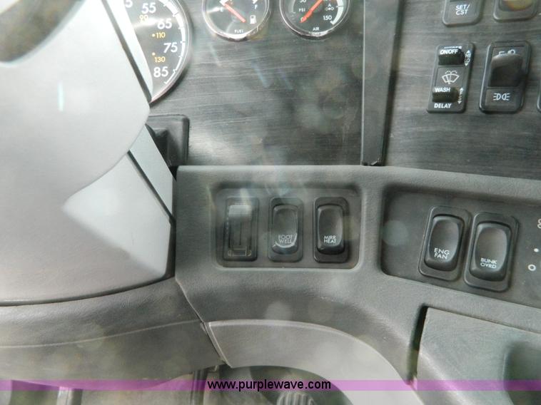 image for item H2259 2004 Freightliner Columbia semi truck