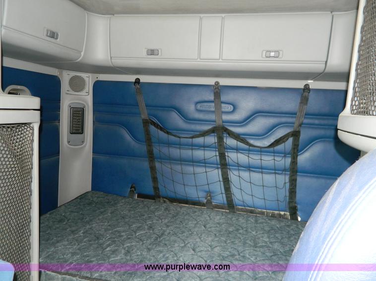 image for item H2259 2004 Freightliner Columbia semi truck