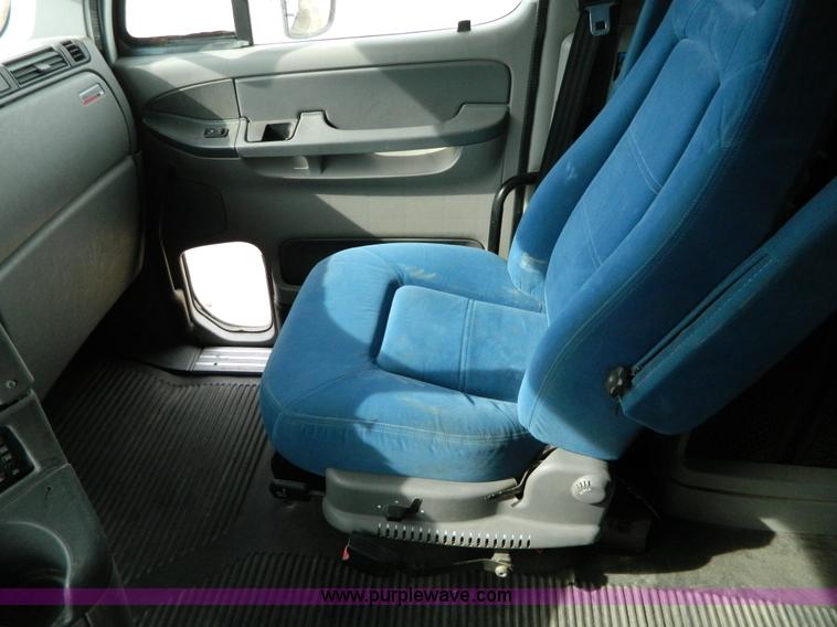 image for item H2259 2004 Freightliner Columbia semi truck