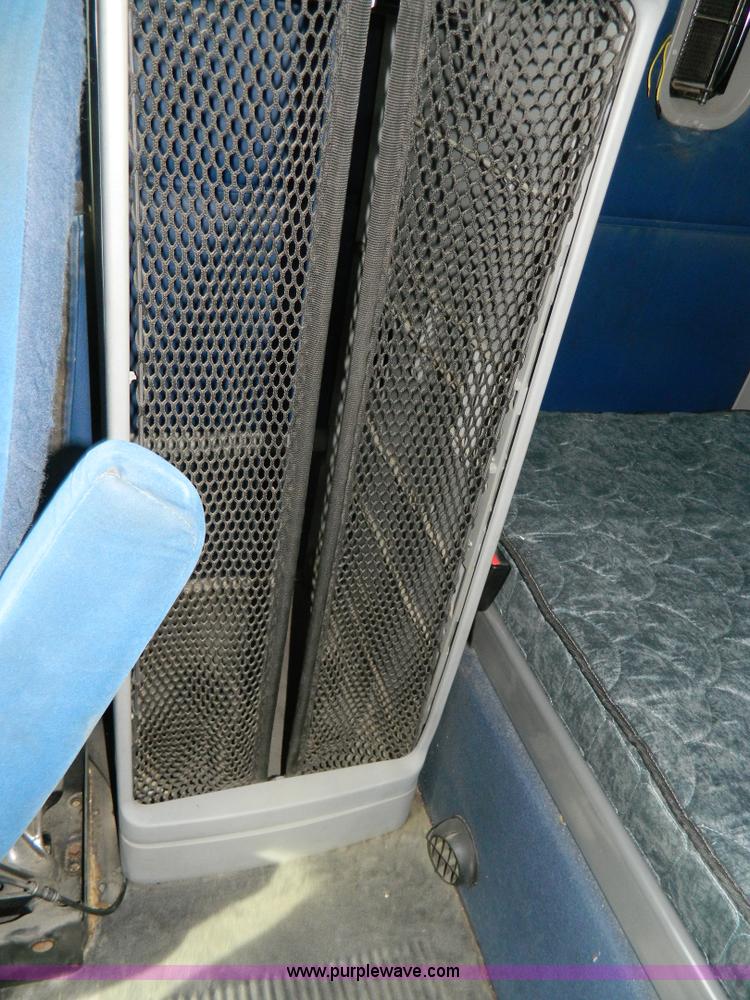 image for item H2259 2004 Freightliner Columbia semi truck